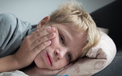 Il bambino digrigna i denti di notte: bruxismo infantile, cause e soluzioni