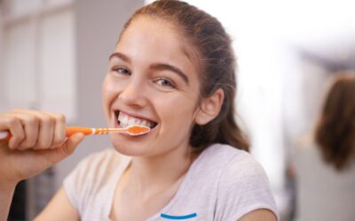 Gengive che sanguinano quando ci si lava i denti: cosa significa davvero